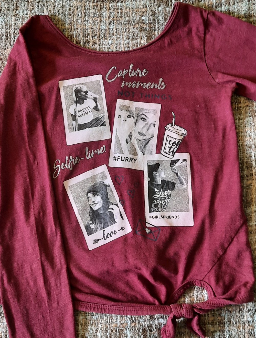 weinrotes langärmliges T-Shirt; 5€