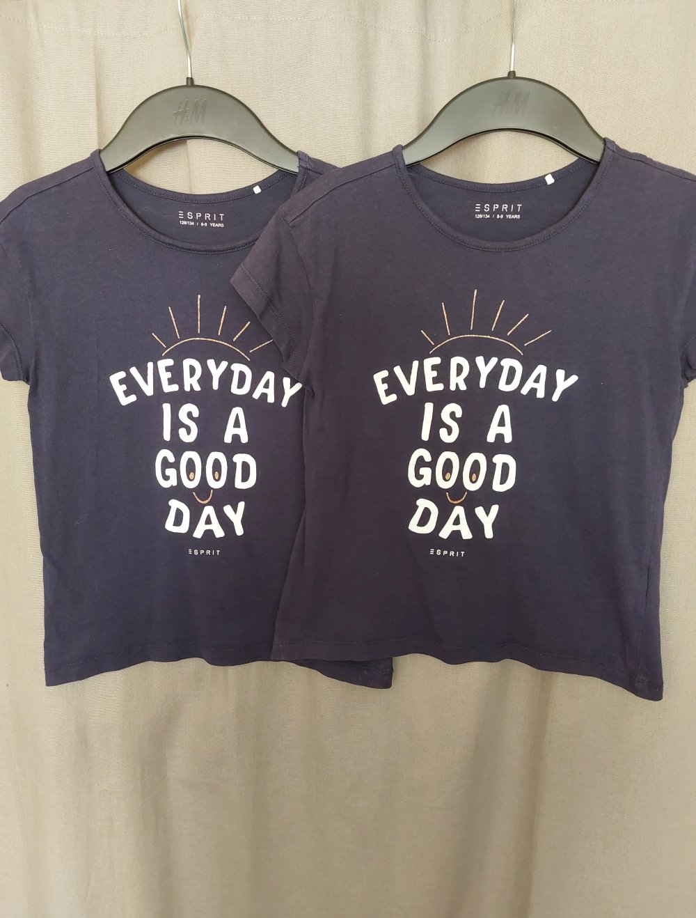 2 halbärmlige T-Shirts; 8€