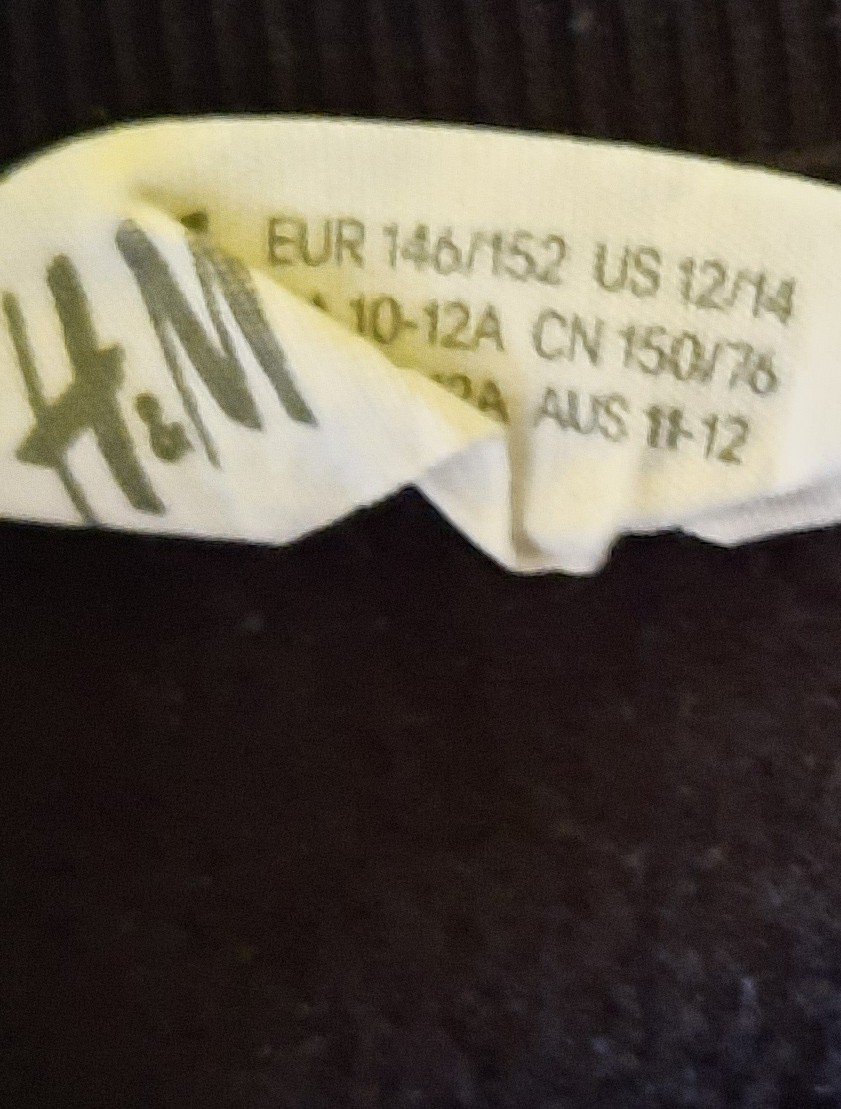 schwarzer Pullover; 5€