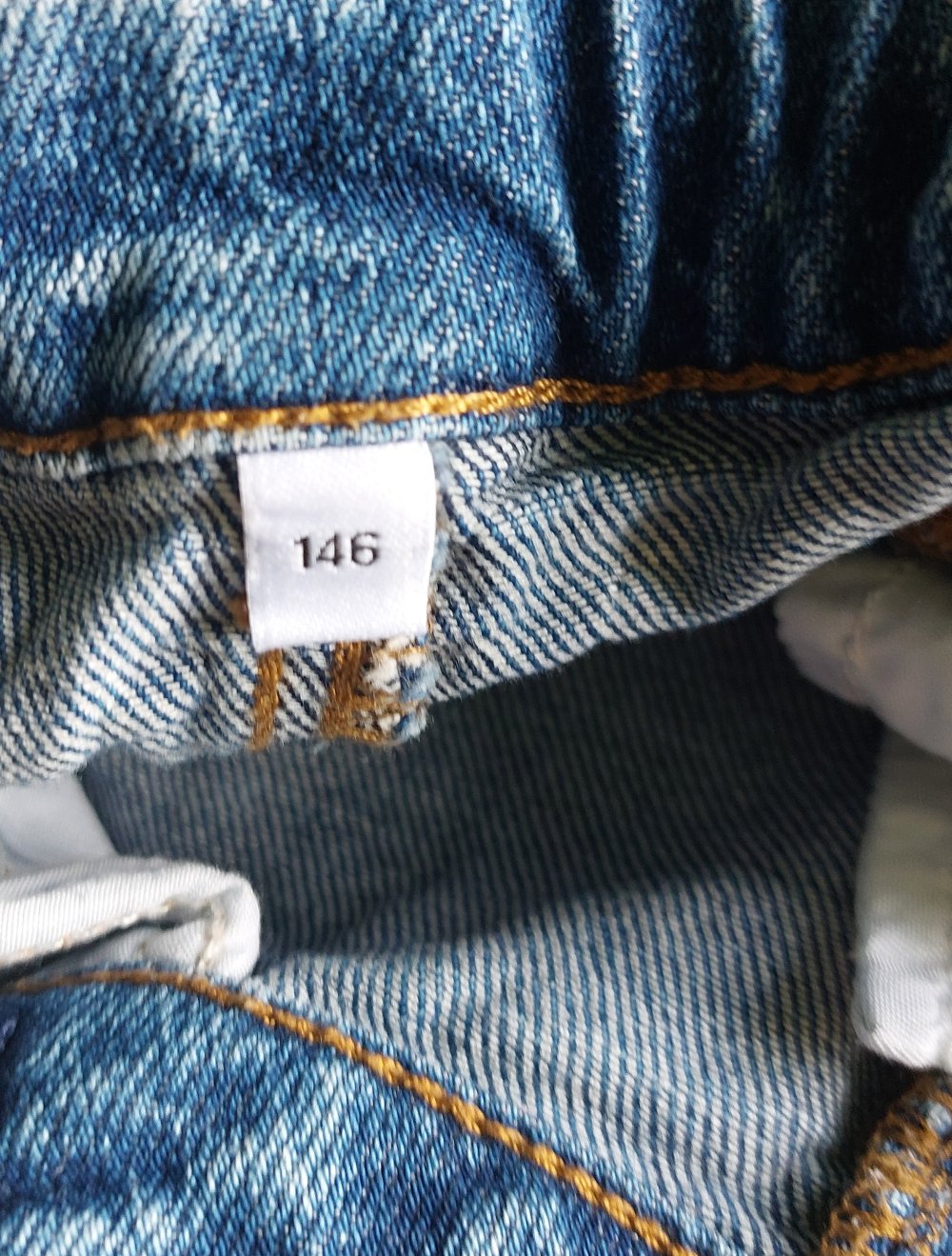 kurze Jeansshorts; 4€