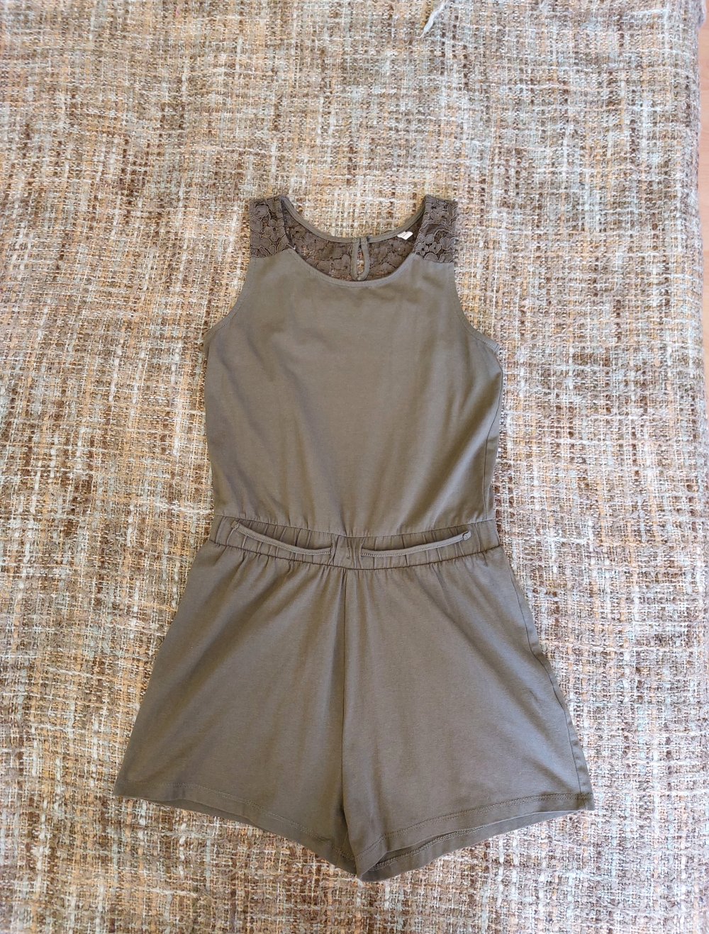 khakifarbener Jumpsuites, 4€