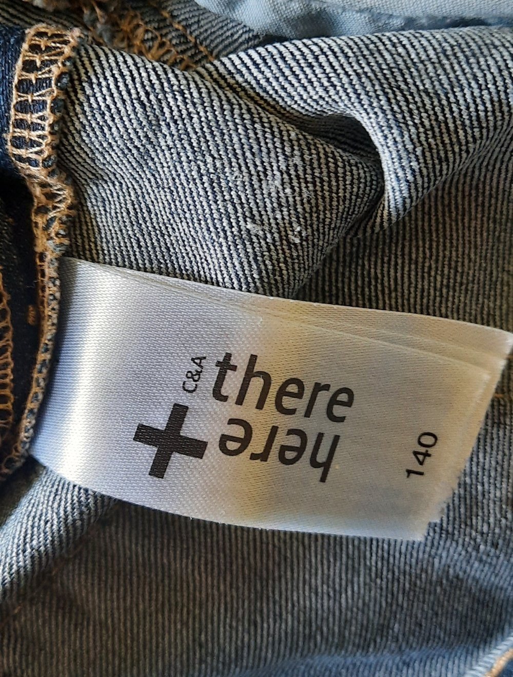 dunkelblaue Jeansshorts; 4€