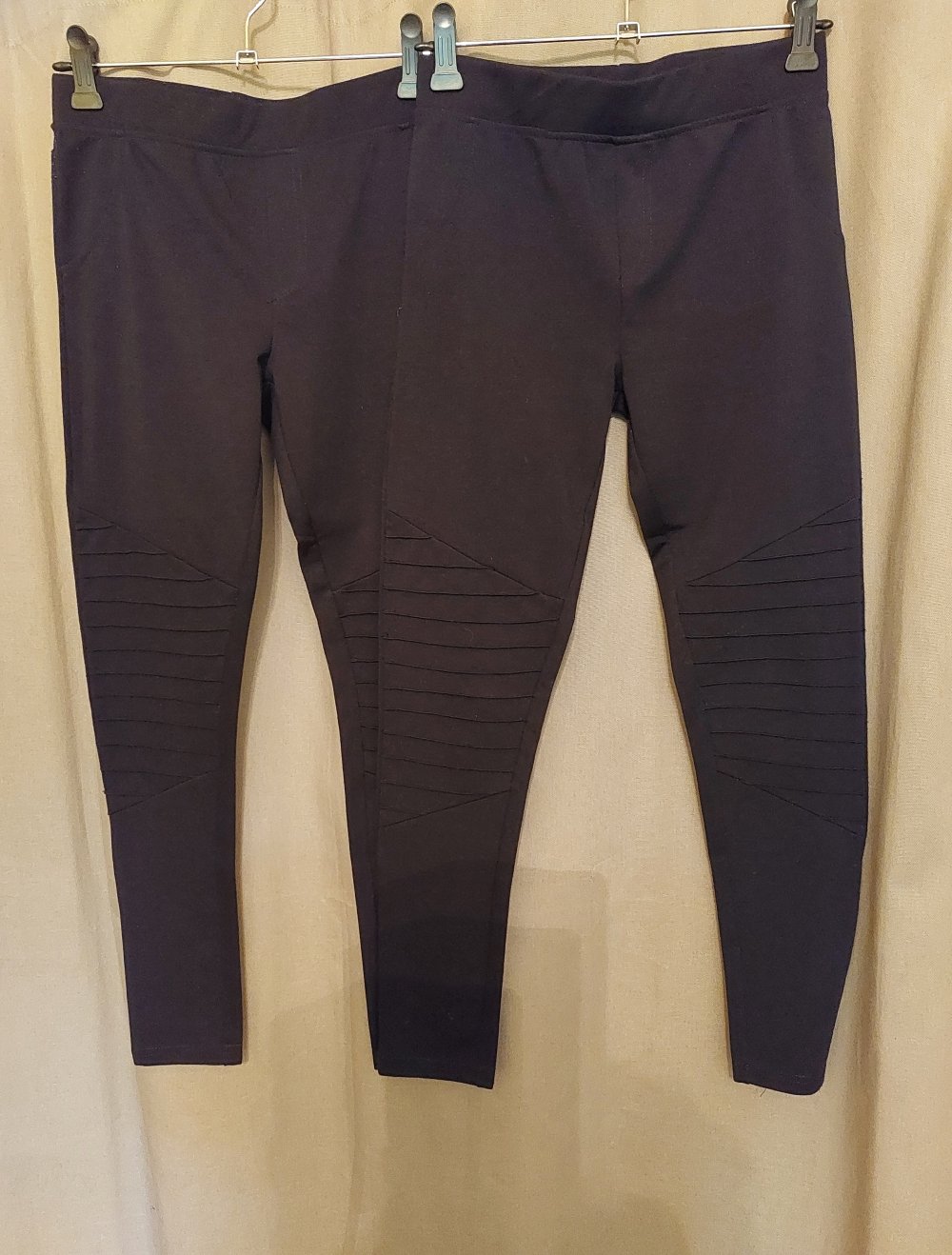 2 schwarze Leggins, 6€