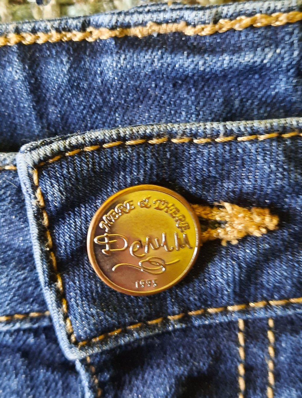 dunkelblaue Jeansshorts; 4€