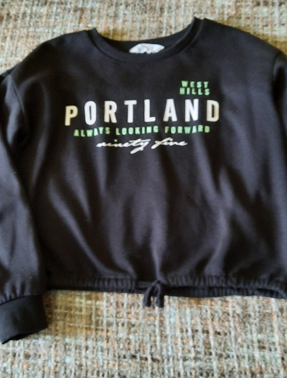 schwarzer Pullover; 5€