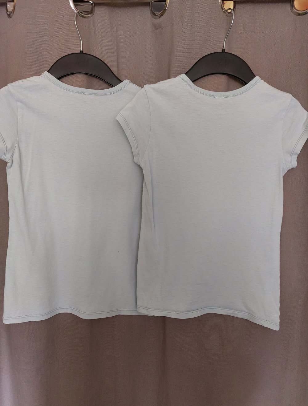 2 türkise halbärmlige T-Shirts; 8€