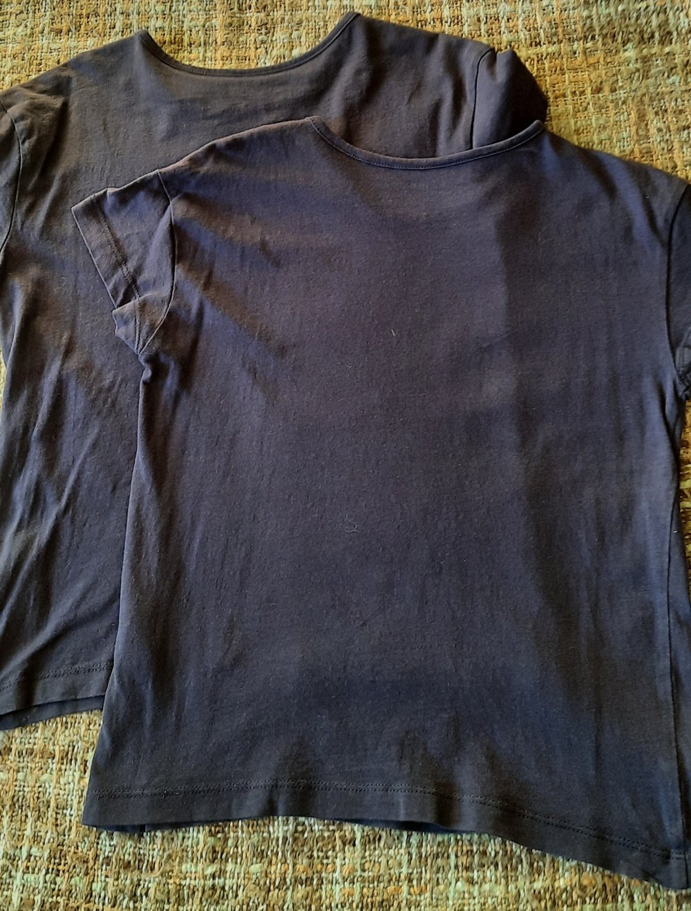 2 halbärmlige T-Shirts; 8€