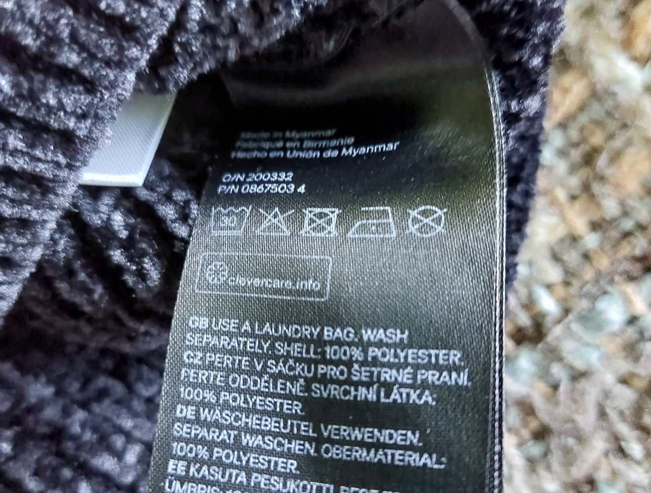 schwarzer Wollpullover; 5€