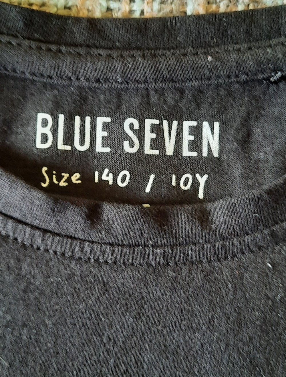 schwarzes langärmliges T-Shirt; 5€