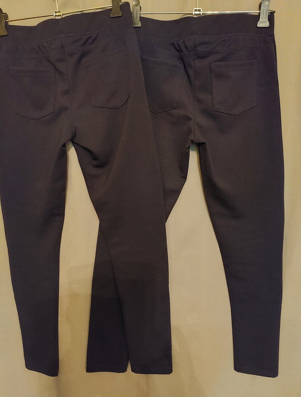 2 schwarze Leggins, 6€