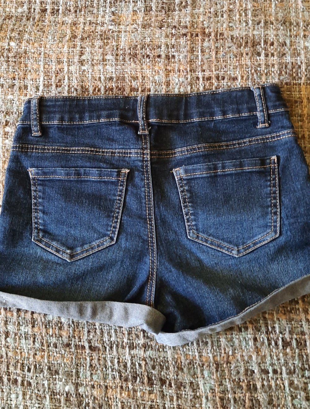 dunkelblaue Jeansshorts; 4€