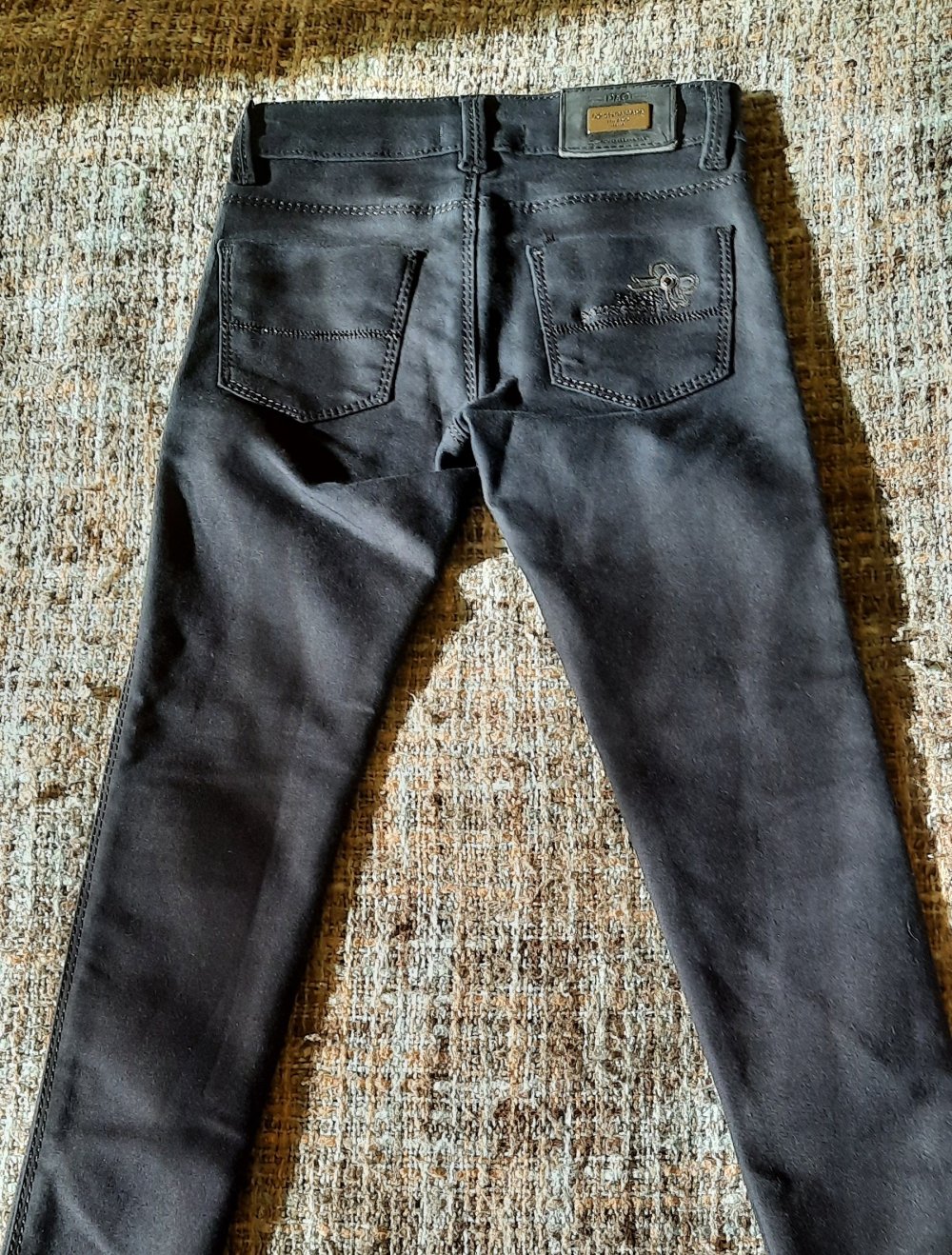 schwarze Jeans; 8€