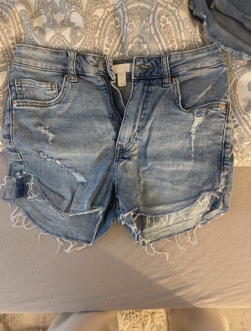 Hellblaue kurze Hose