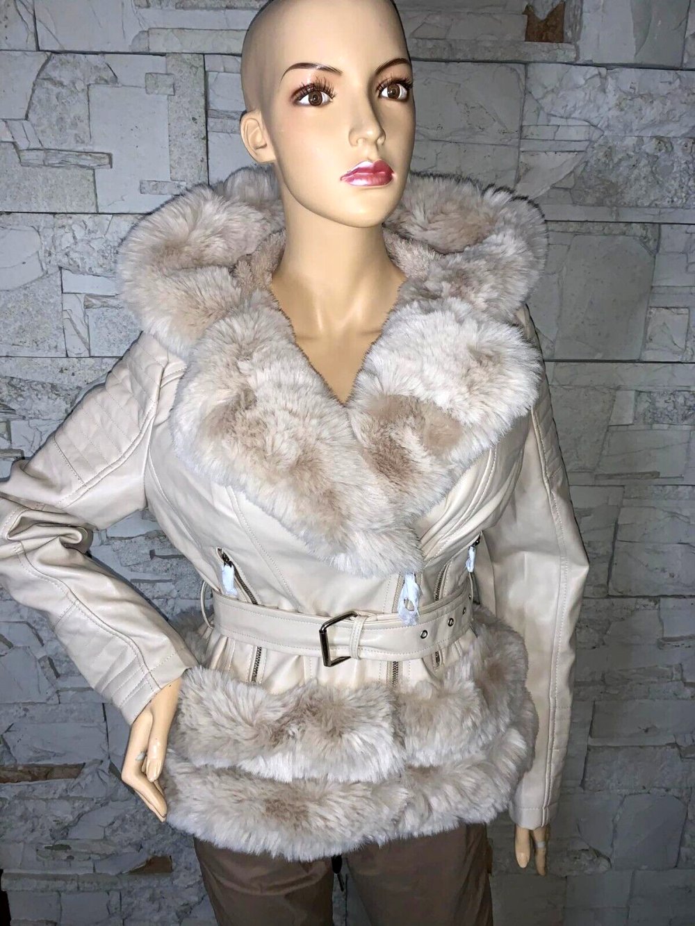 Tolle Winterjacke Mantel Leder Jacke   in grL  Farbe Beige   Leder Look Gefüttert Pelzkragen Kaputze  Neu mit Etikett