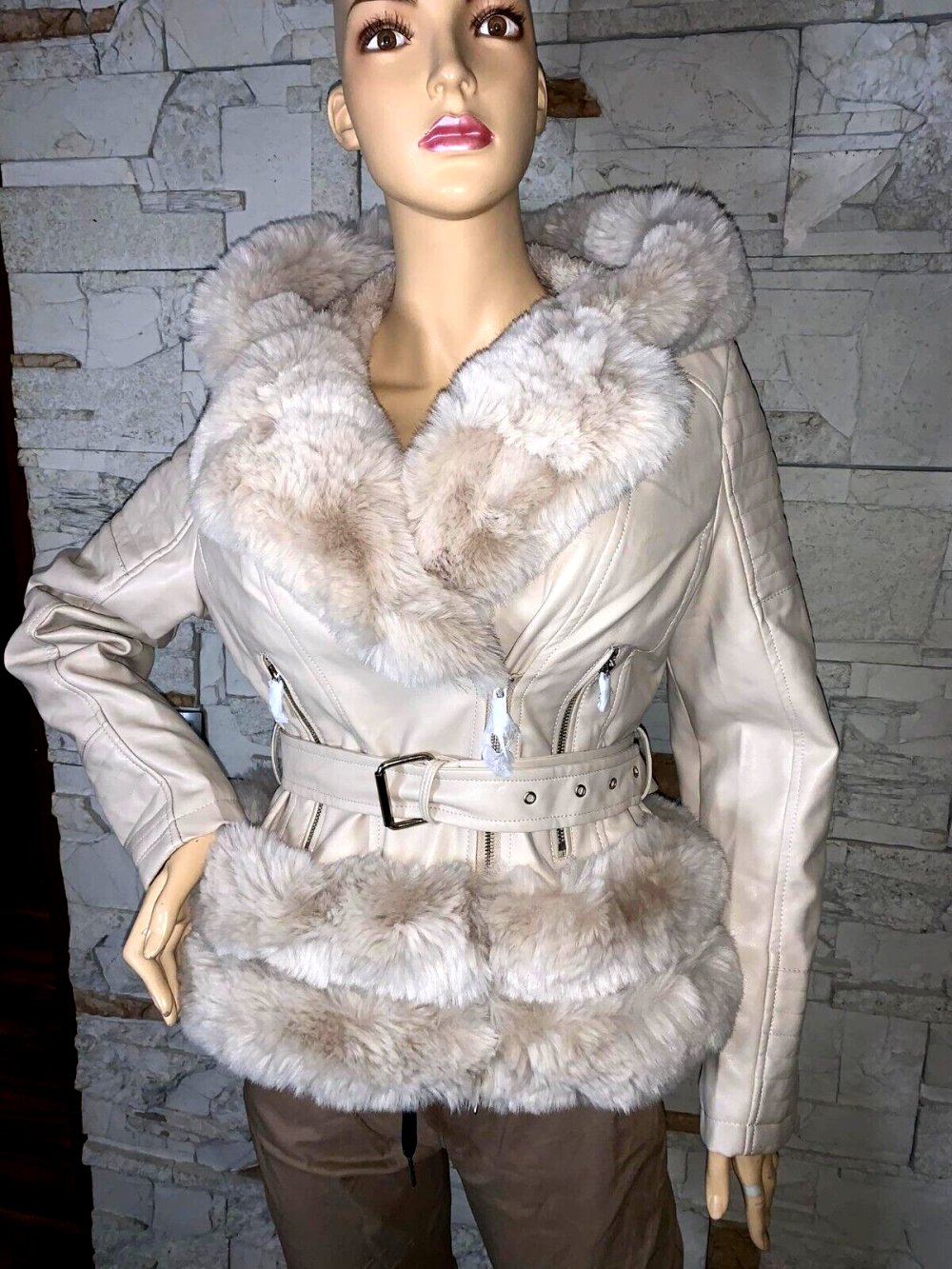 Tolle Winterjacke Mantel Leder Jacke   in grL  Farbe Beige   Leder Look Gefüttert Pelzkragen Kaputze  Neu mit Etikett