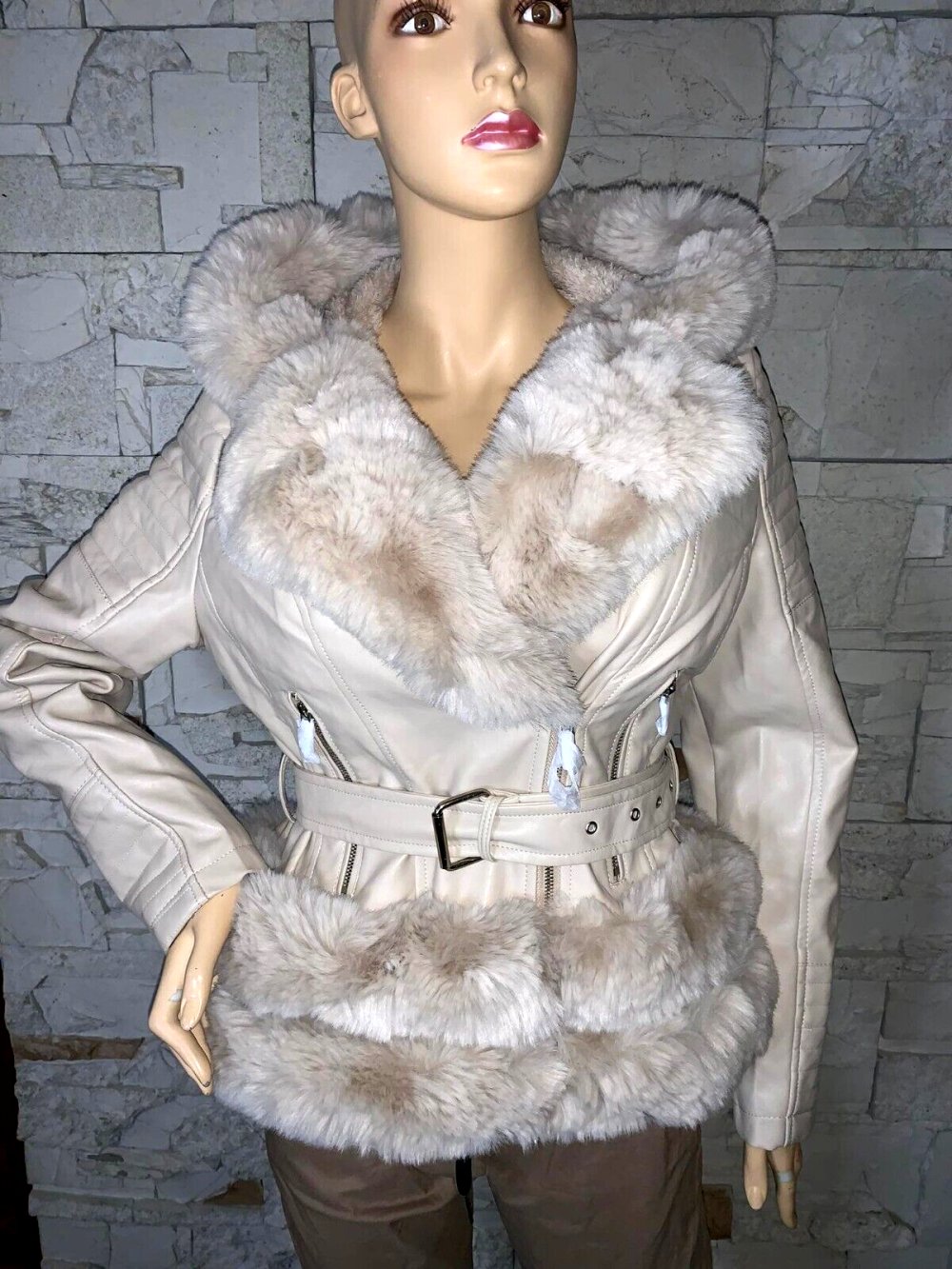 Tolle Winterjacke Mantel Leder Jacke   in grL  Farbe Beige   Leder Look Gefüttert Pelzkragen Kaputze  Neu mit Etikett