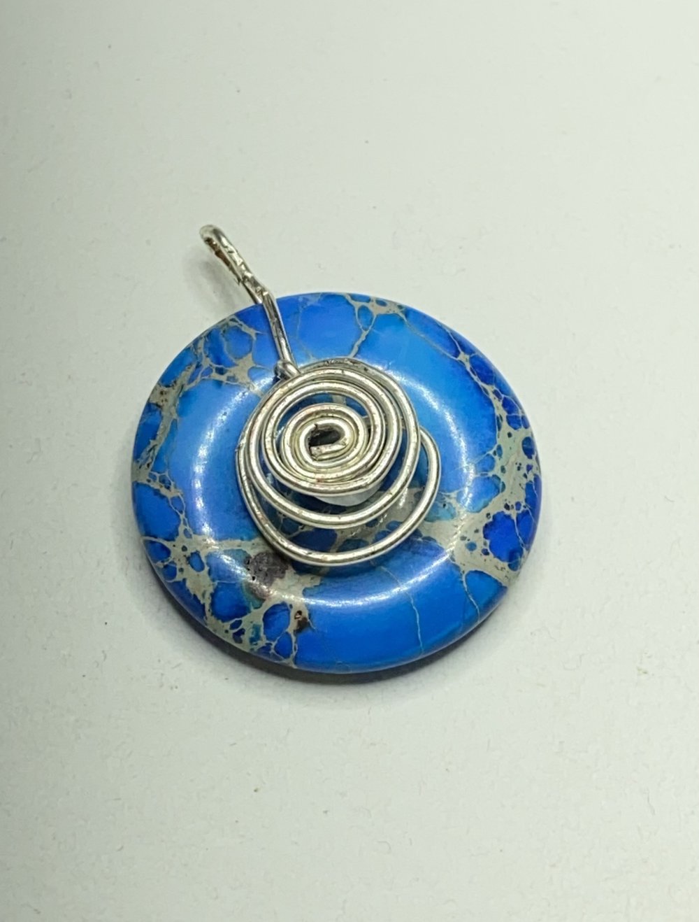 Blaue Mires Sediment Jaspis Donut mit silberne Spirale