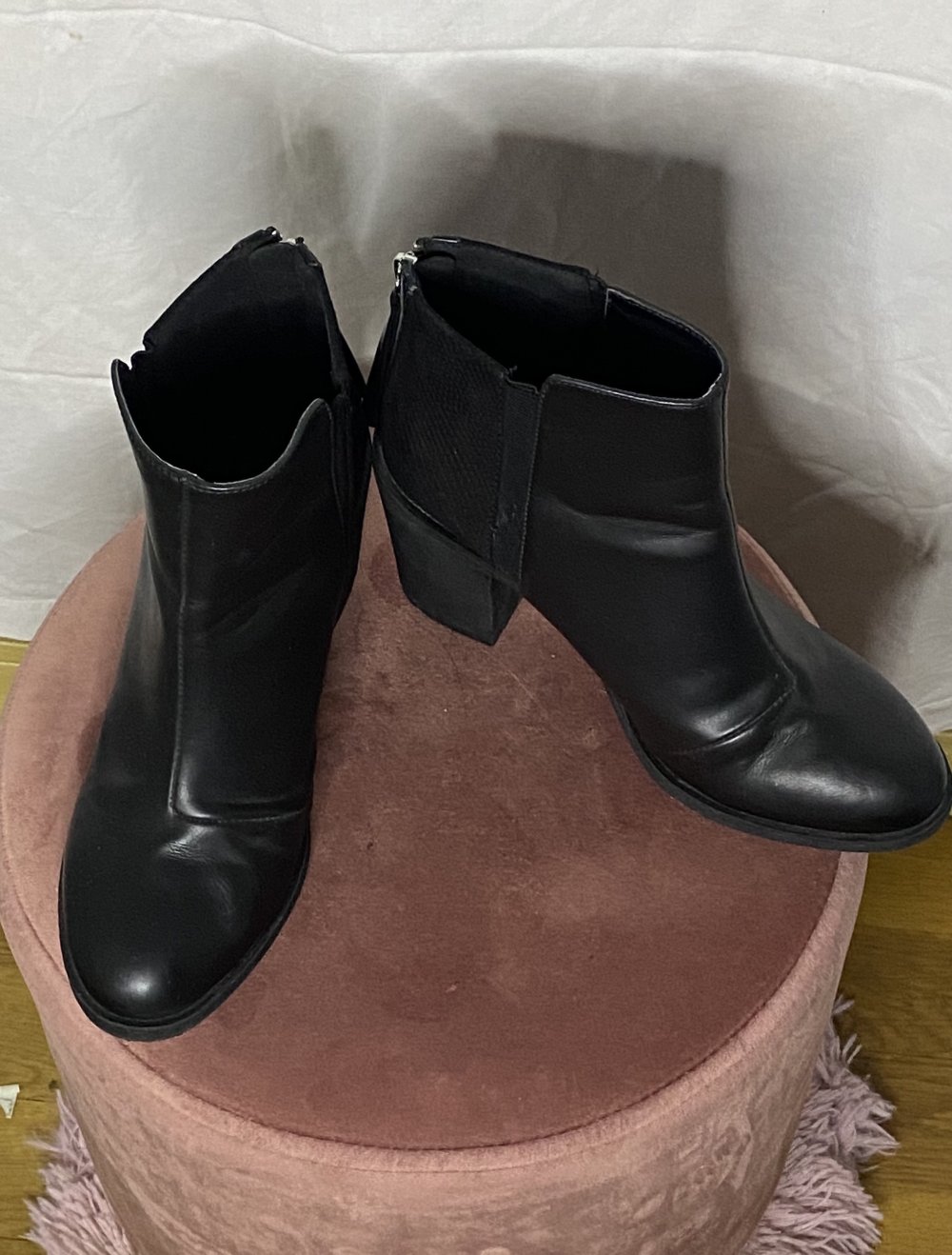 Schwarze Stiefelletten mit Blockabsatz
