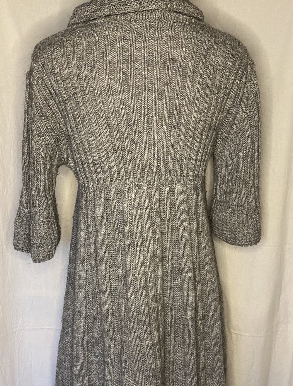 Graues Kurz Arm Strick Kleid mit XXL Rollkragen