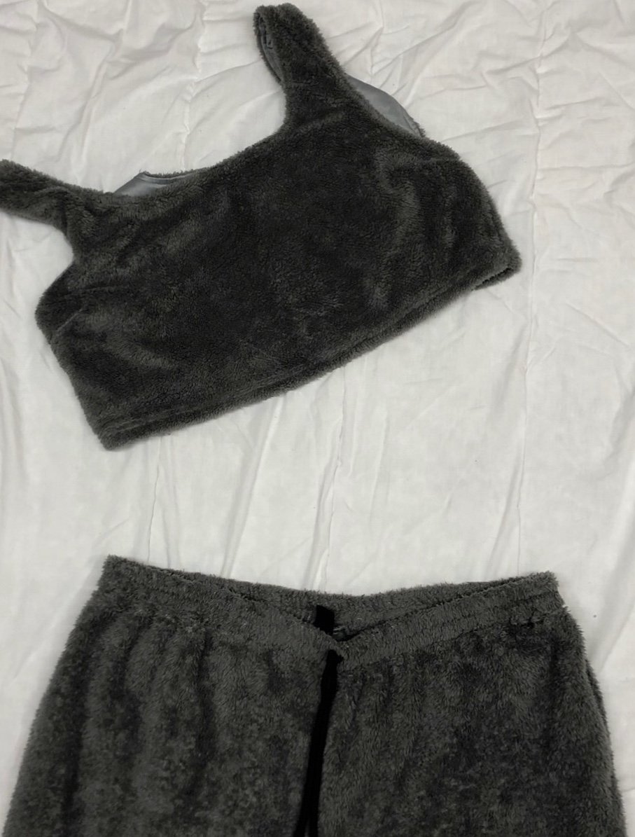 Graues Flausch Home Wear Set (Crop Top + Hose)