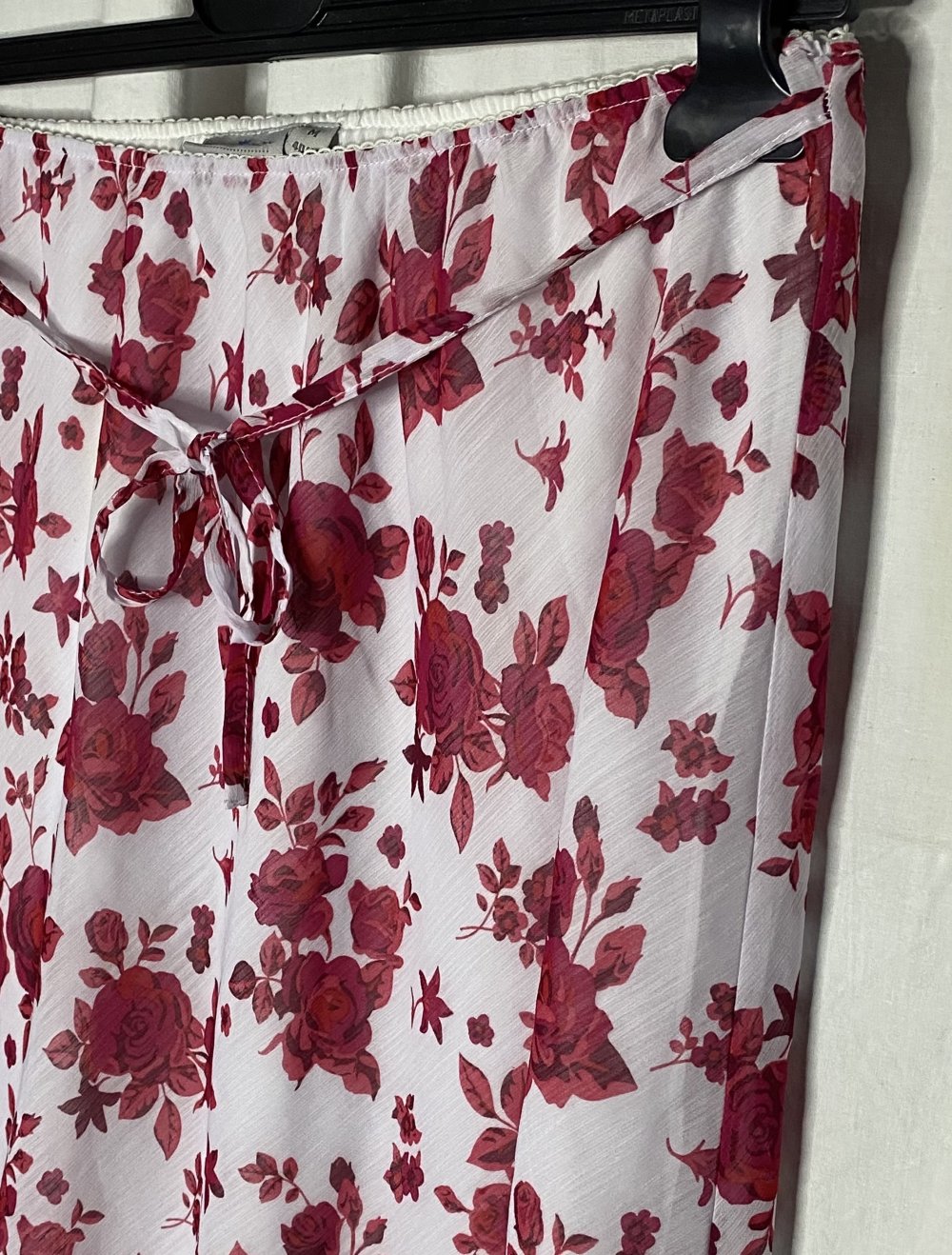 Weißer Midi Rock mit rotem Blumen Muster