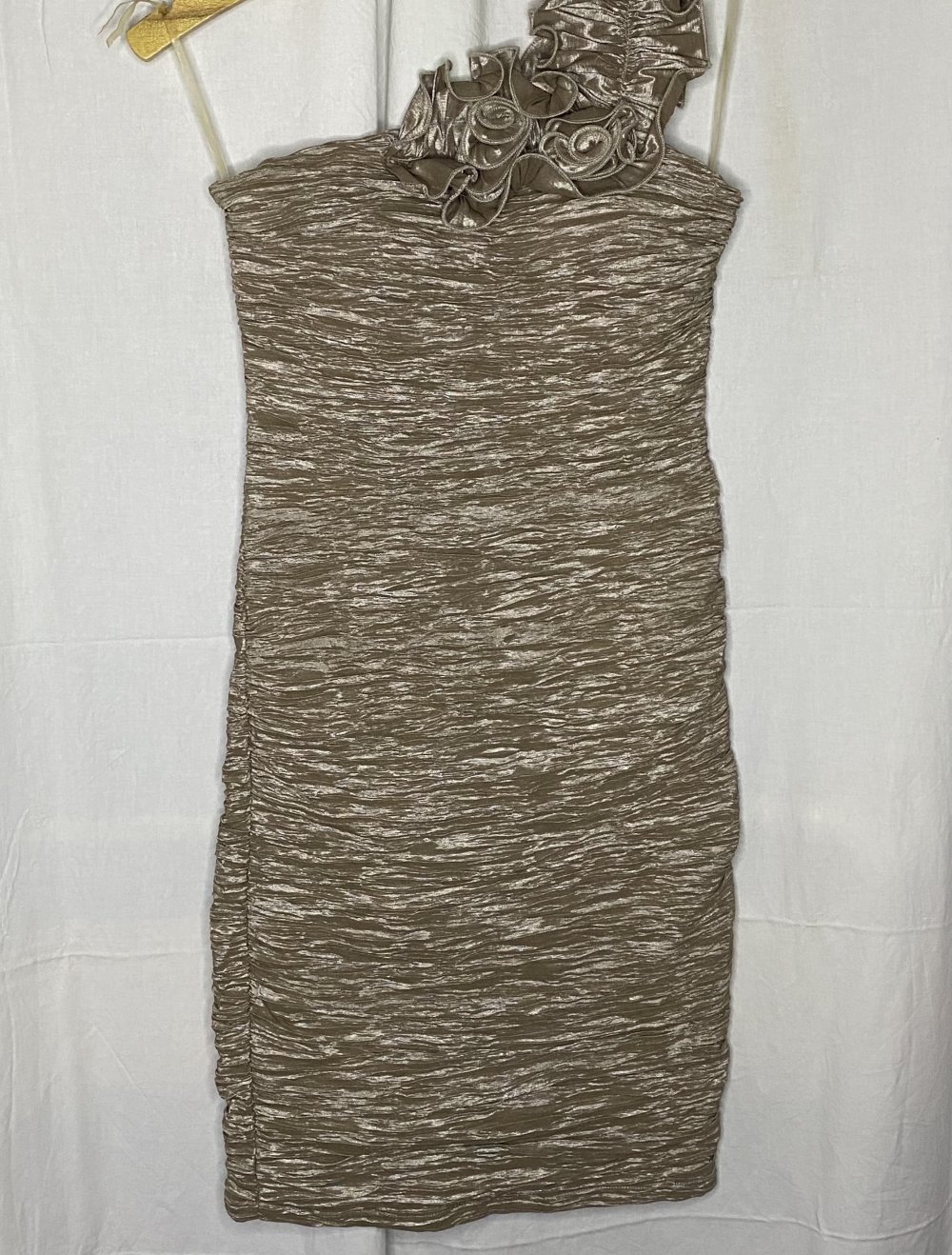 Goldenes One Shoulder Kleid mit Raffungen