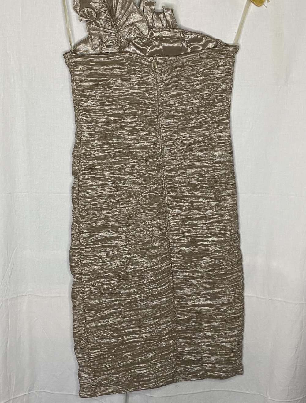 Goldenes One Shoulder Kleid mit Raffungen