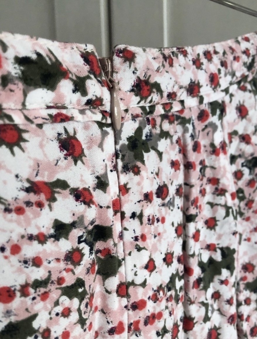 Weiß Rot Blumem Muster MIDI Rock