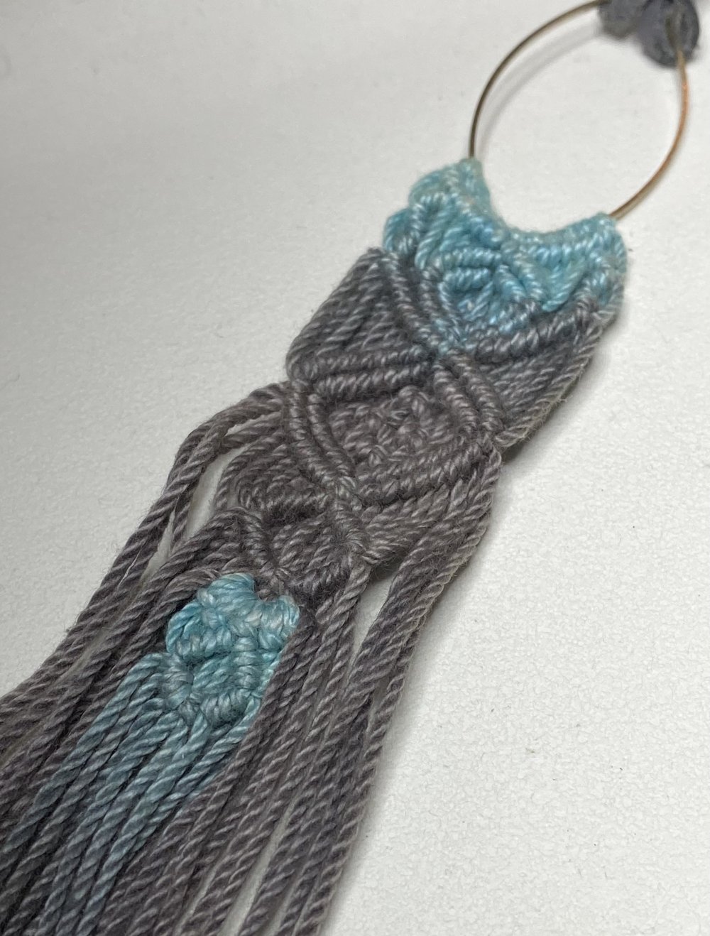 Grau Blau Gemusterte Ombre Makrame Kette