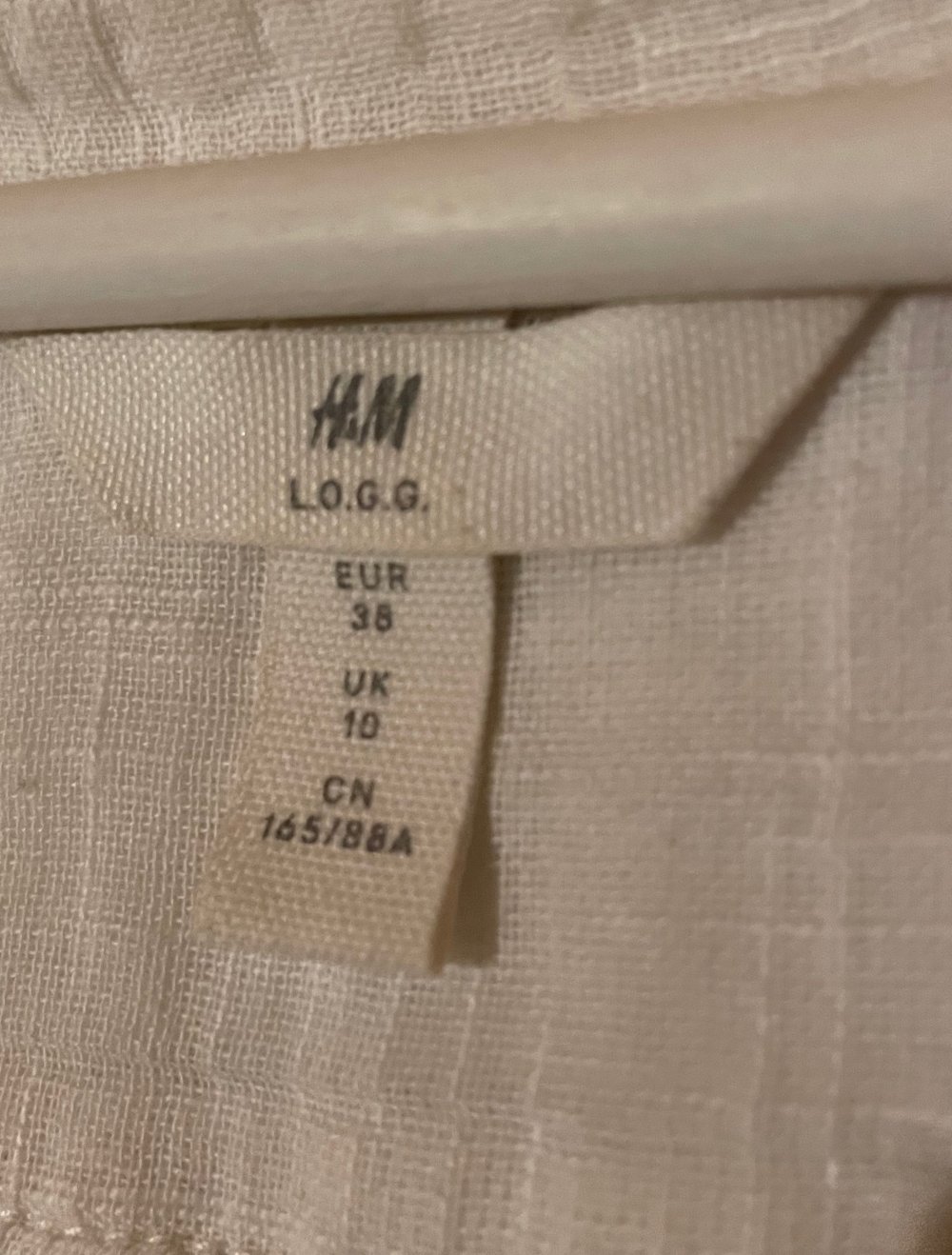 Weiße Bluse mit blauen Details