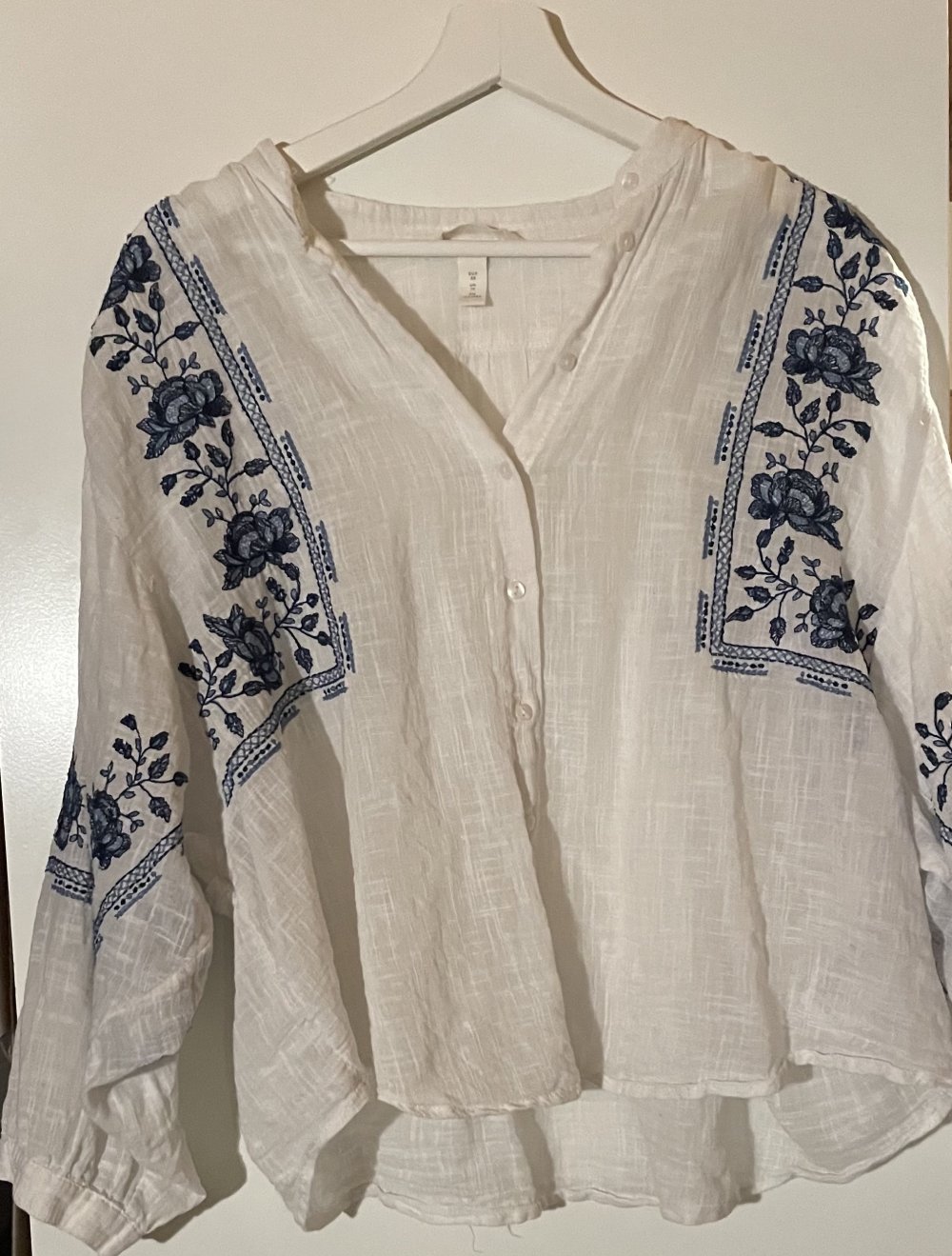 Weiße Bluse mit blauen Details