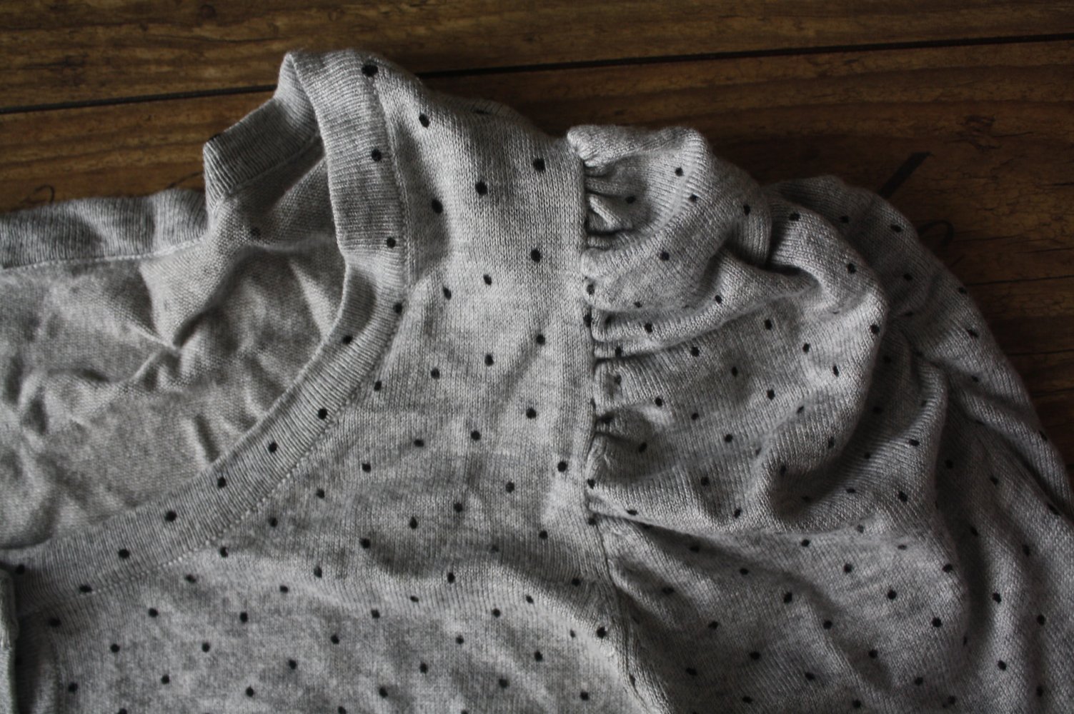 Graue Strickjacke Tally Weijl Puffärmel Punkte gepunktet Knopfleiste S 36 NEUWERTIG Zustand 10/10