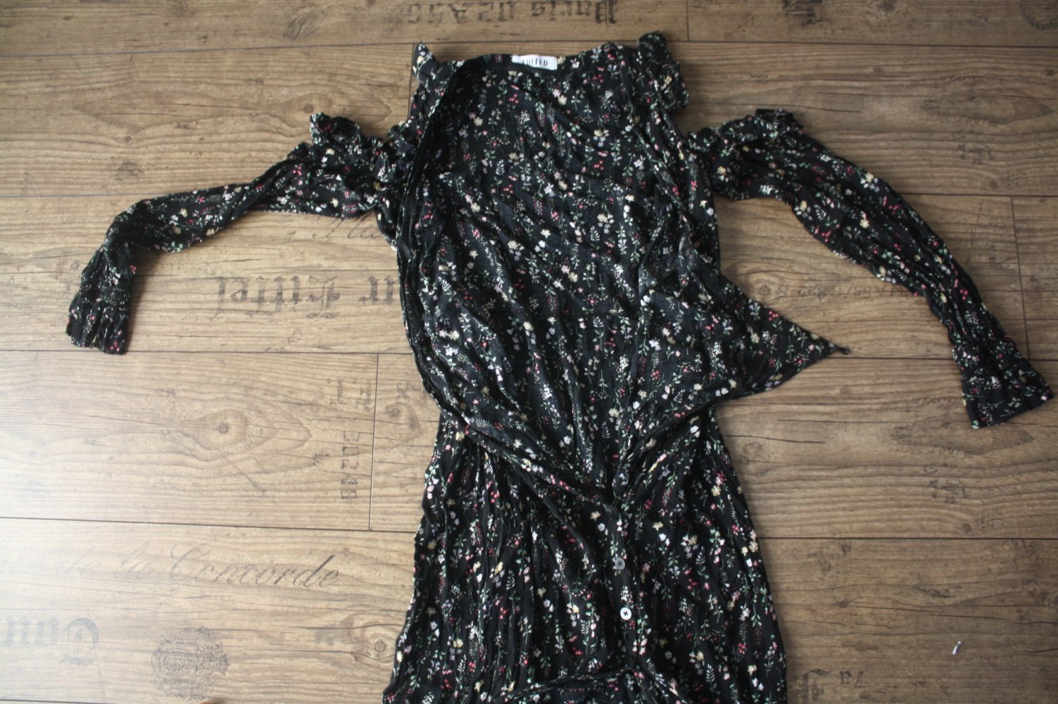 Edited Midi Maxikleid Cut Outs Wickelkleid geknöpft Mille Fleur 34 36 Blumenkleid gesmokte Ärmel