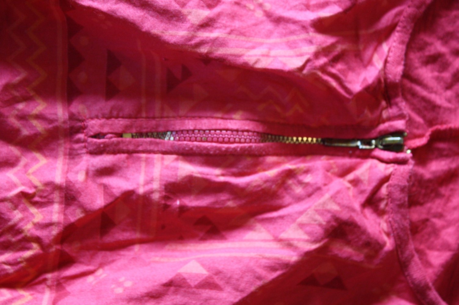 Beerenfarbenes Shirt Trägershirt Trägertop Trägerhemd mit RV vorn 40-42 Berrenfarbenes Shirt mit Nieten und RV vorn