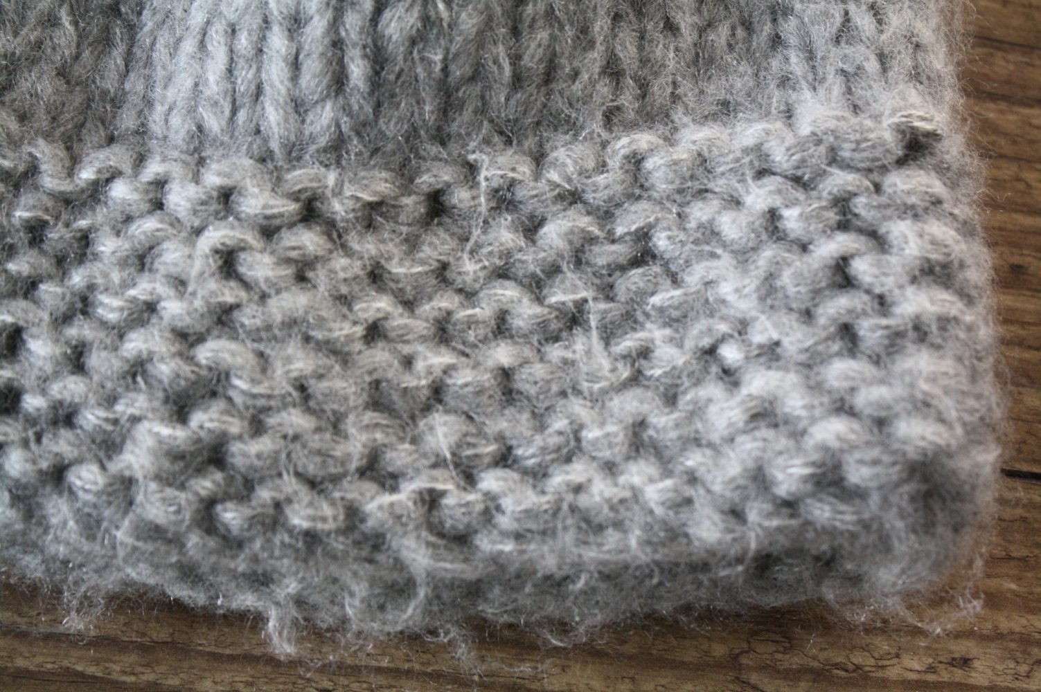 Damen Strickmütze Bommelmütze Grobstrickmütze superweich Flausch neuwertig grau Wintermütze 