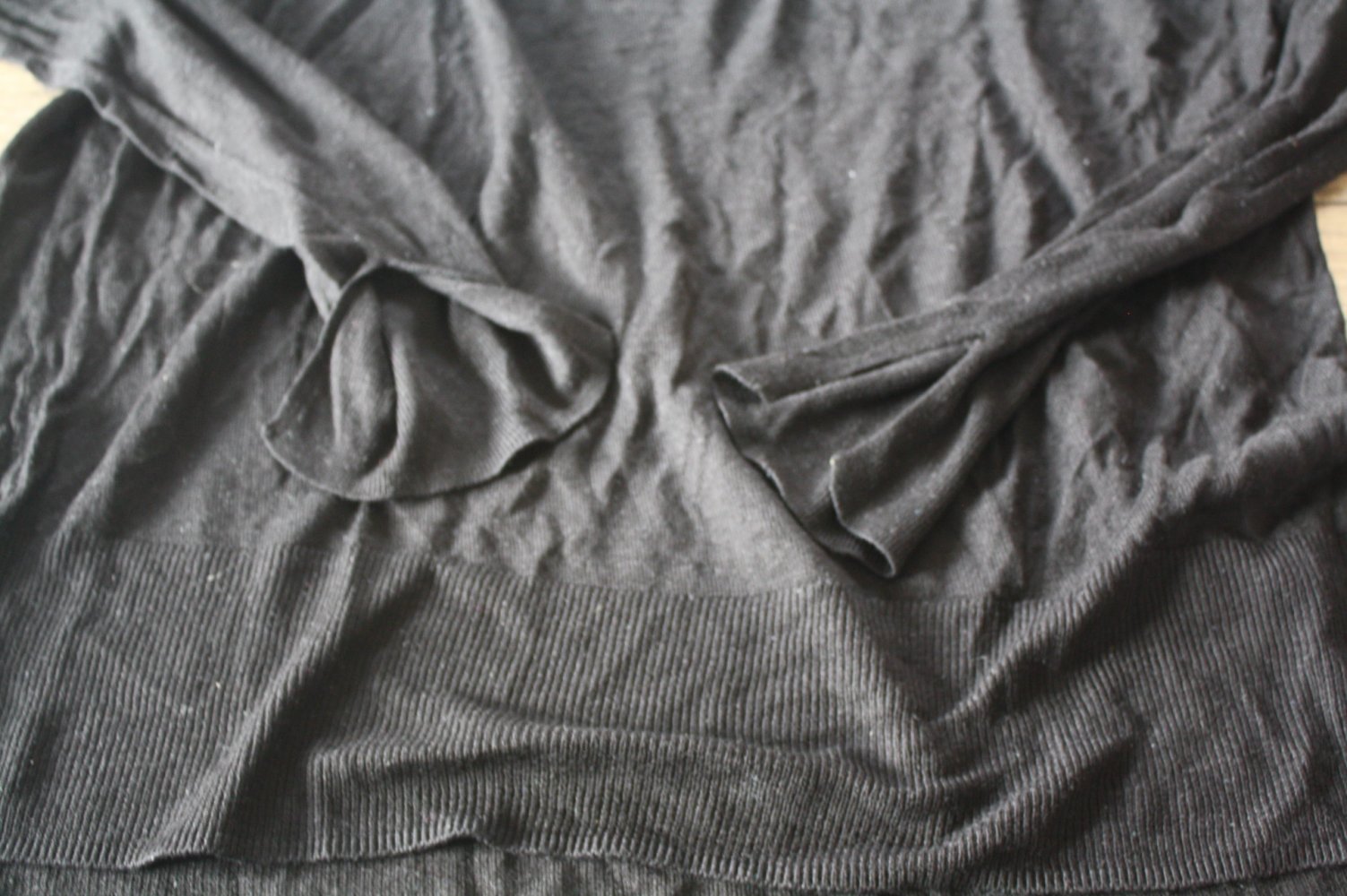 Schwarzer leichter Langarmpulli Feinstrick 40-42 wie neu Seitlich geschlitzt Ärmel geschlitzt TIEFSCHWARZ Bild 1