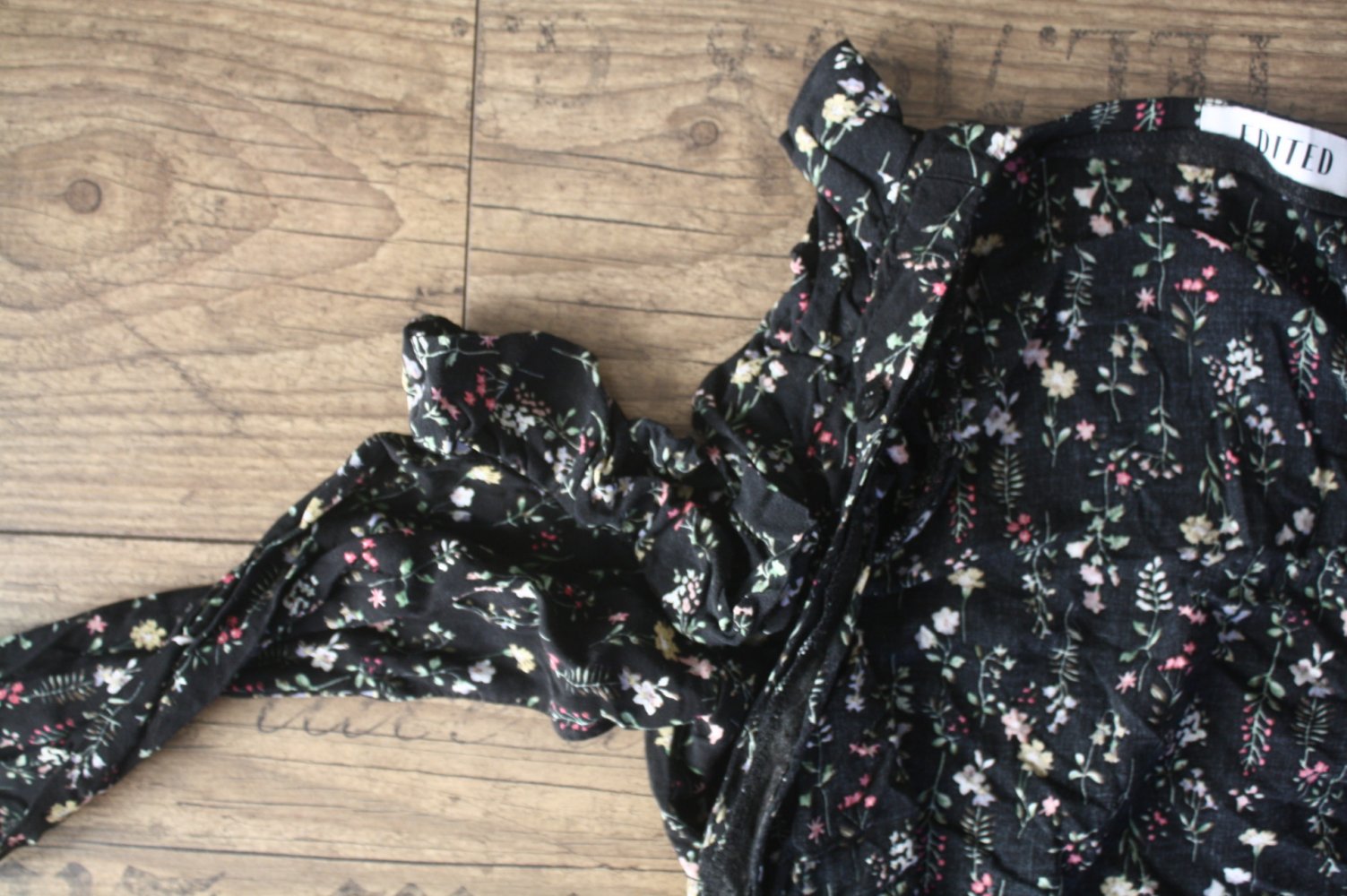 Edited Midi Maxikleid Cut Outs Wickelkleid geknöpft Mille Fleur 34 36 Blumenkleid gesmokte Ärmel