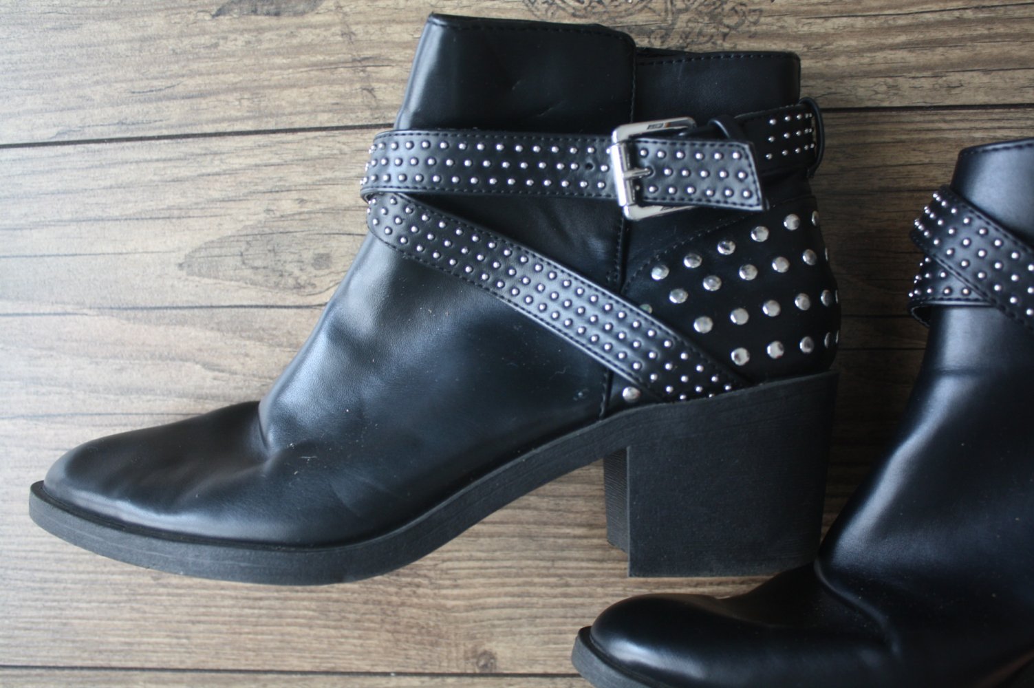 Schwarze Stiefeletten mit Nieten Boots mit Schnallen 37 Topzustand 