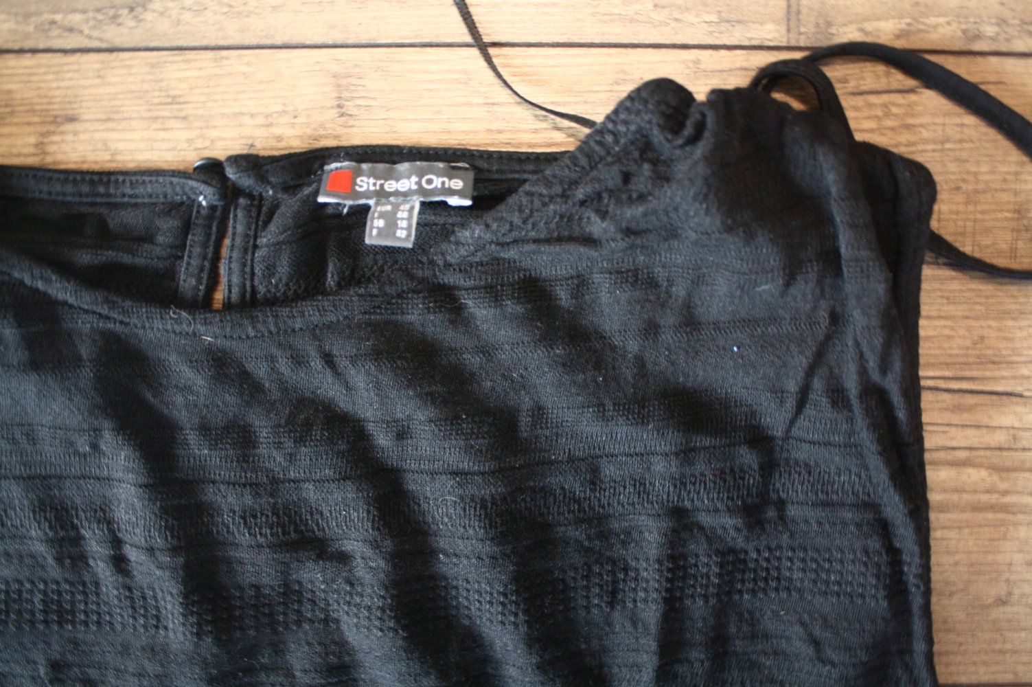 Schwarzes Street One Tshirt schwarz Sommershirt oder Bluse M L 40 Knopf hinten