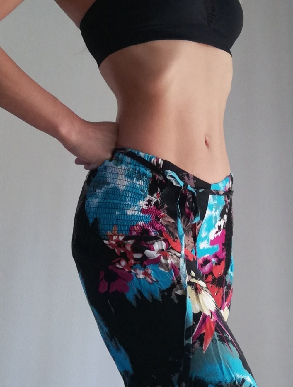 Low Waist Hüft Schlaghose Blumen XS 34