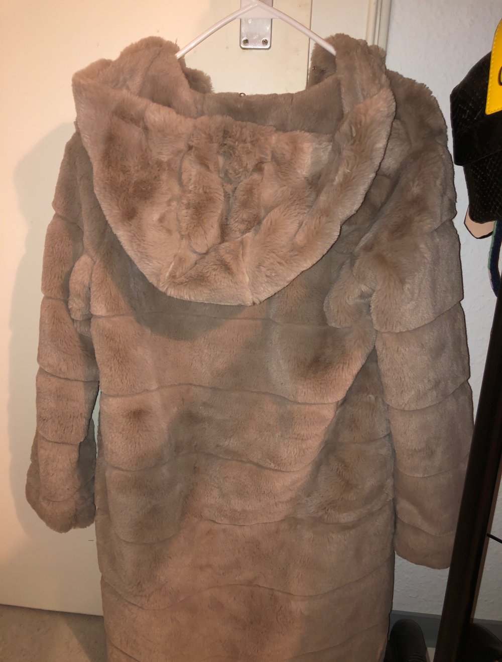 Süßer Pelzmantel