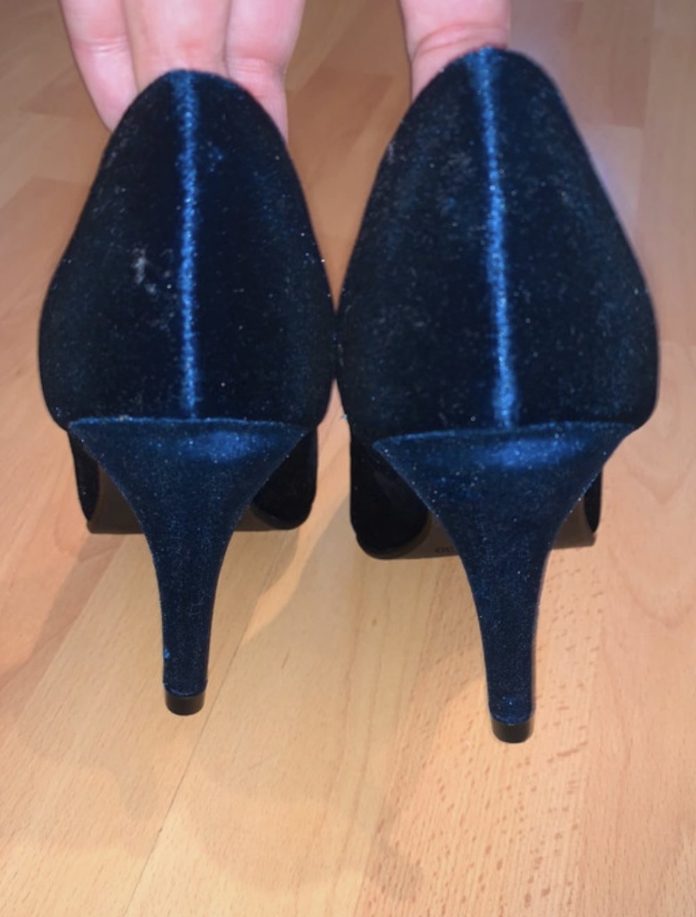 Nachtblaue Samt Pumps