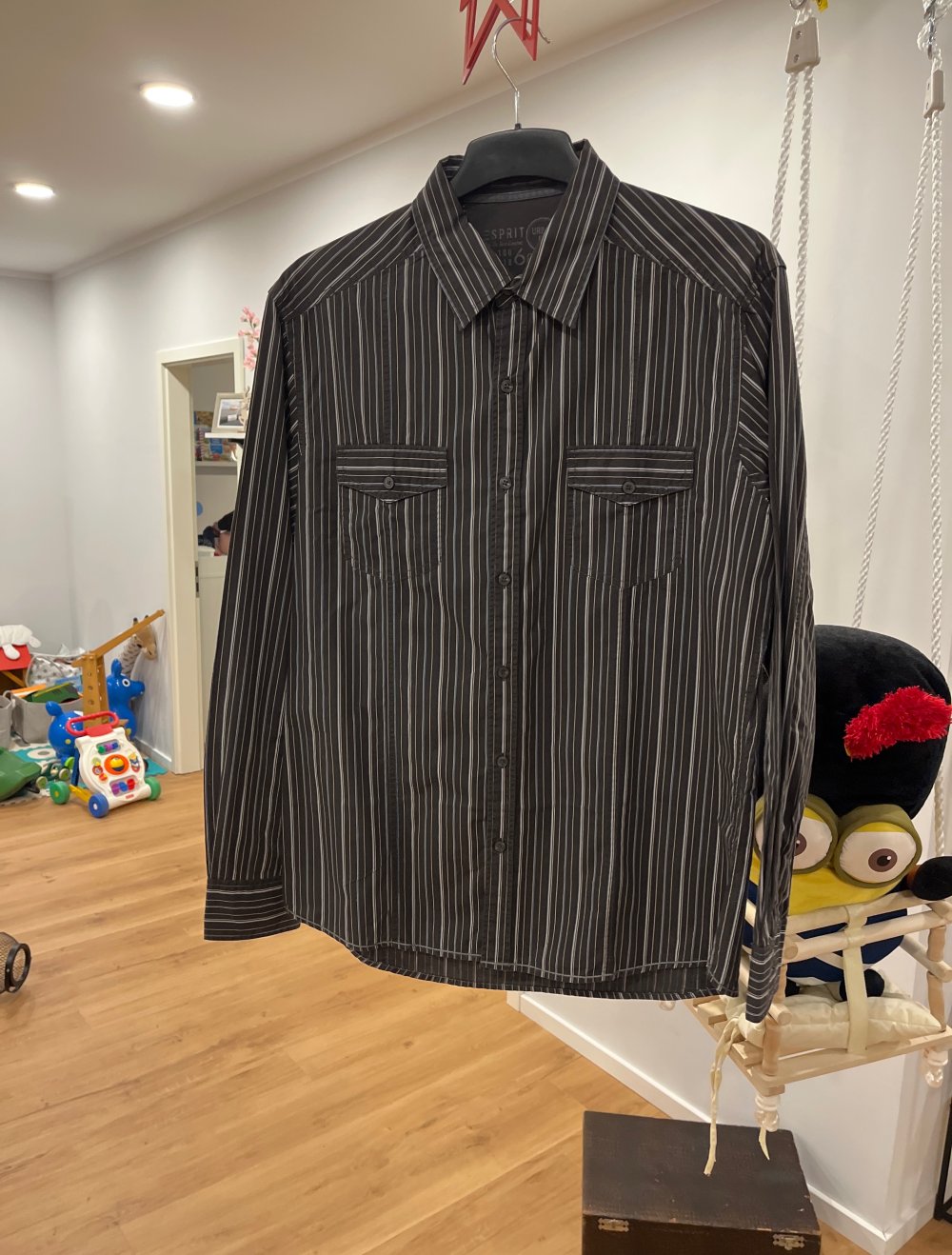 Dunkel gestreiftes Hemd