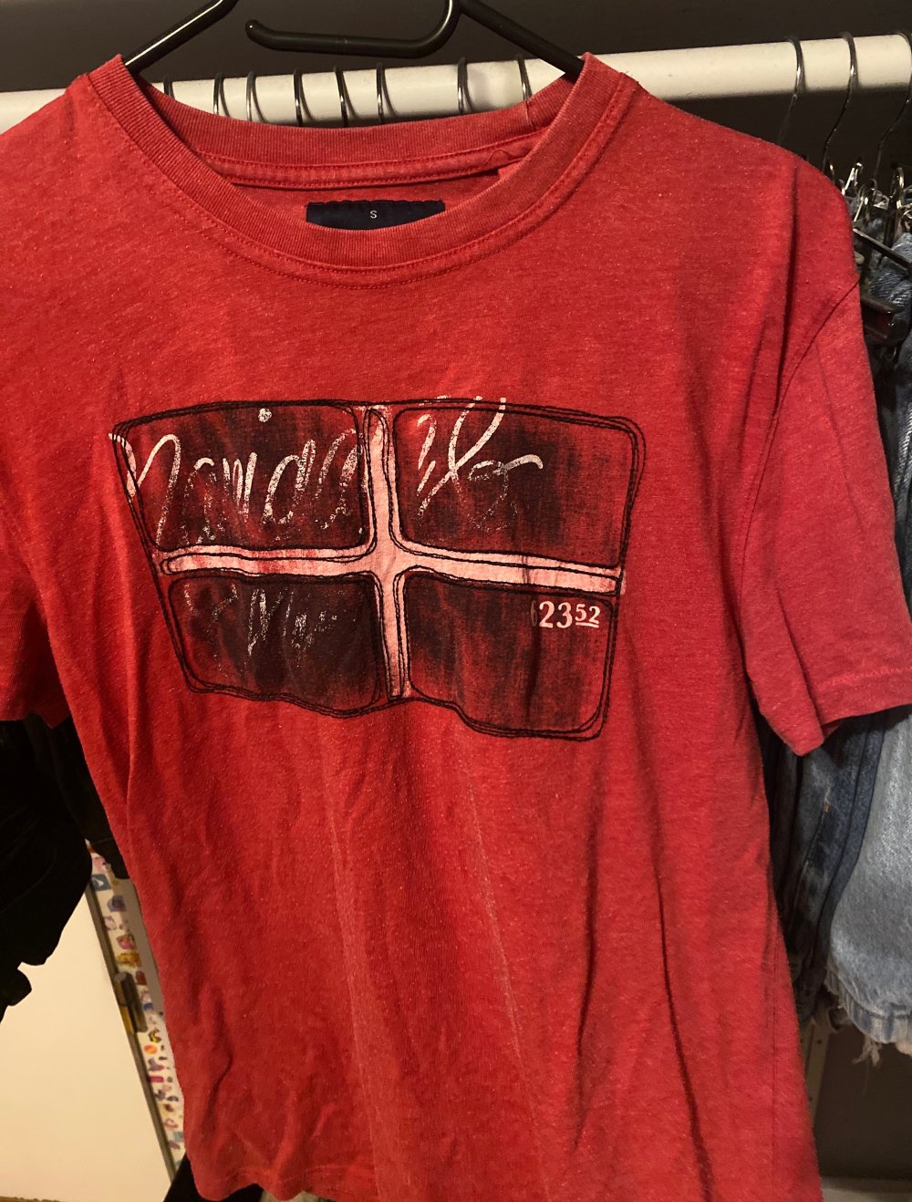 rotes männer t-shirt
