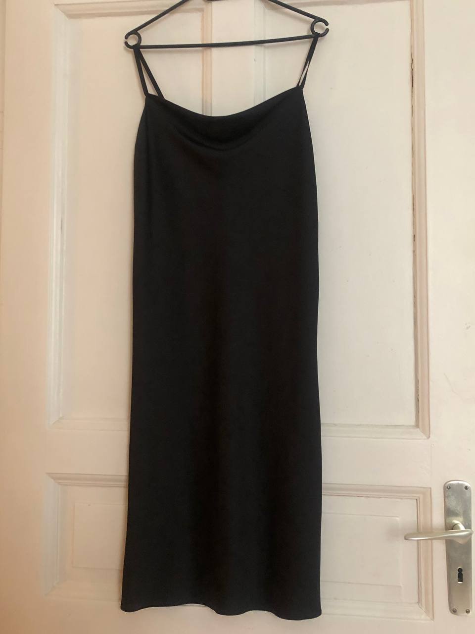 Schwarzes Satinkleid