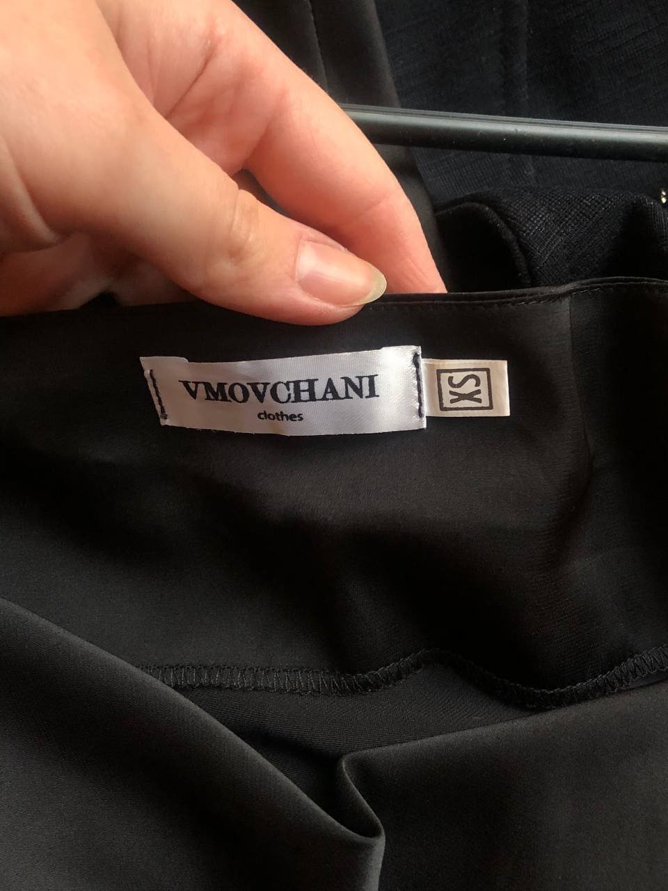 Schwarzes Satinkleid