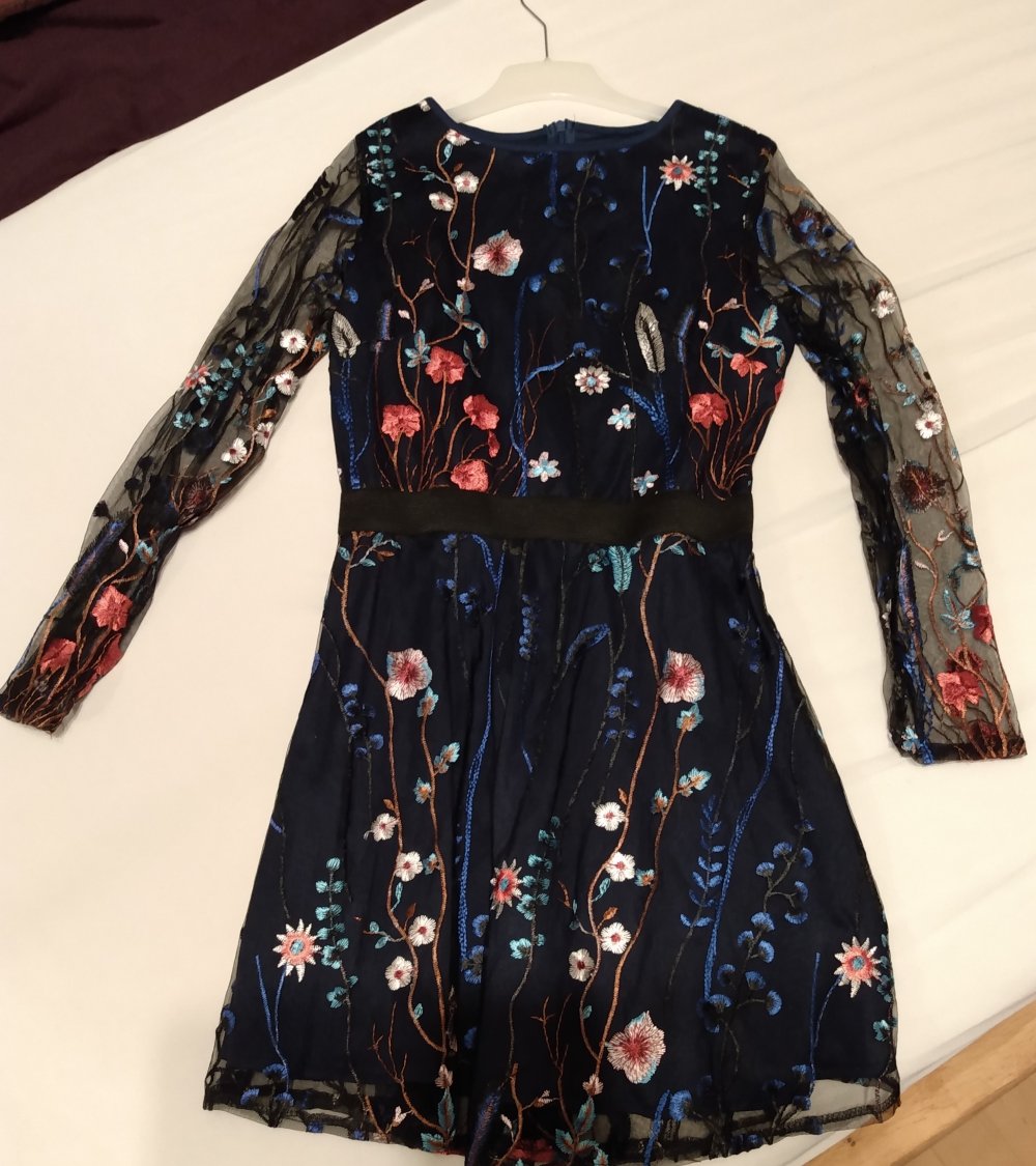 Dunkelblaues Blümchenkleid