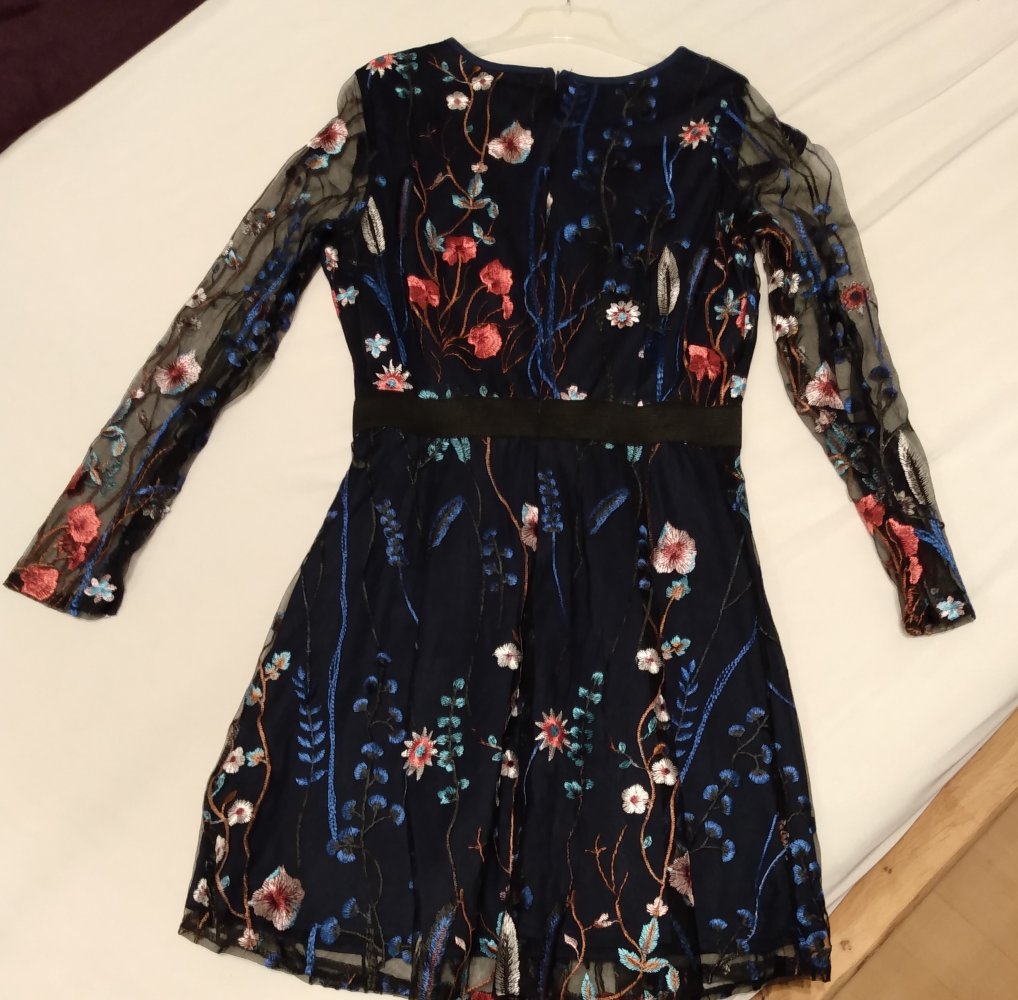 Dunkelblaues Blümchenkleid