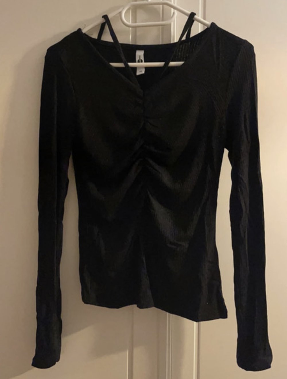 5 schwarze Tops je 4 Euro