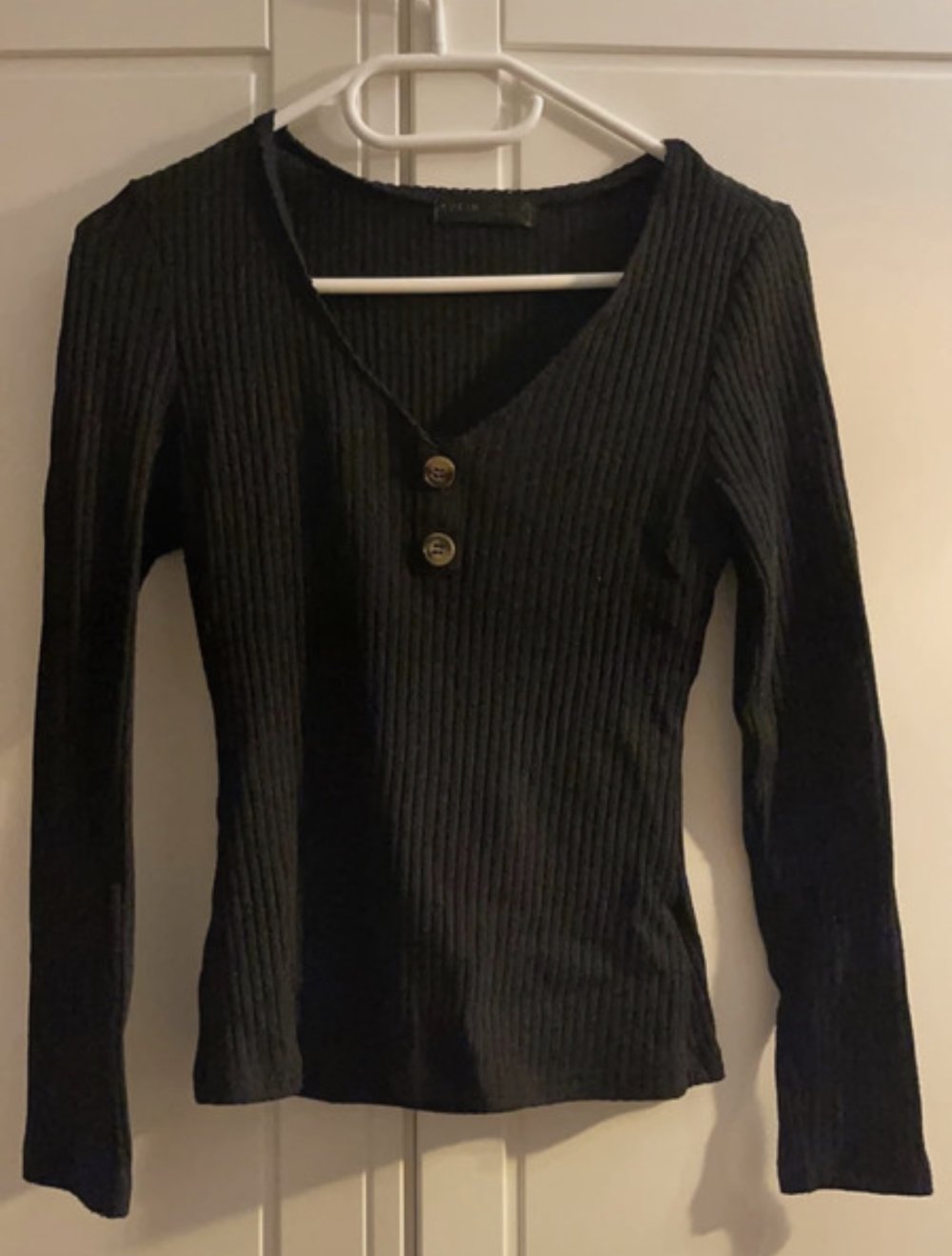 5 schwarze Tops je 4 Euro